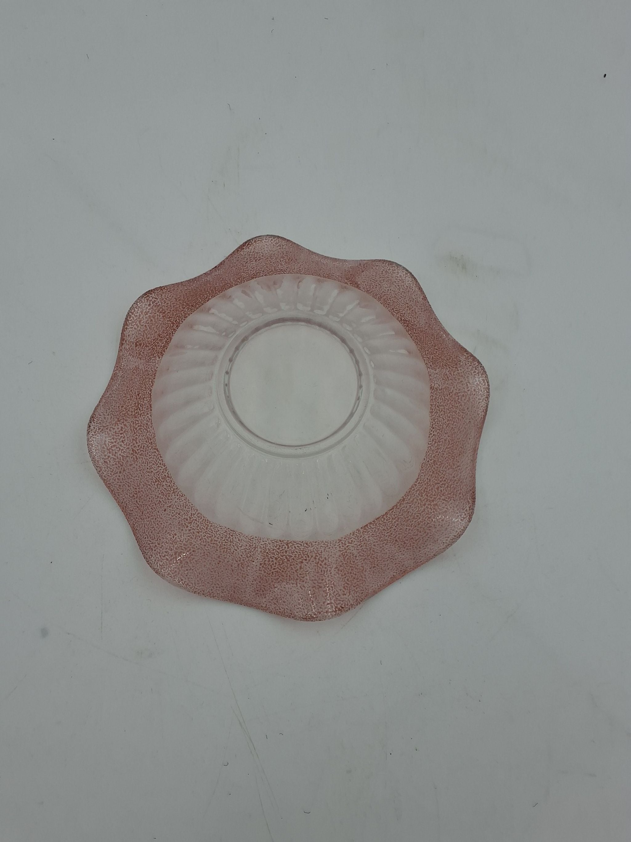 Retro skål i glas med rosafarvet kant